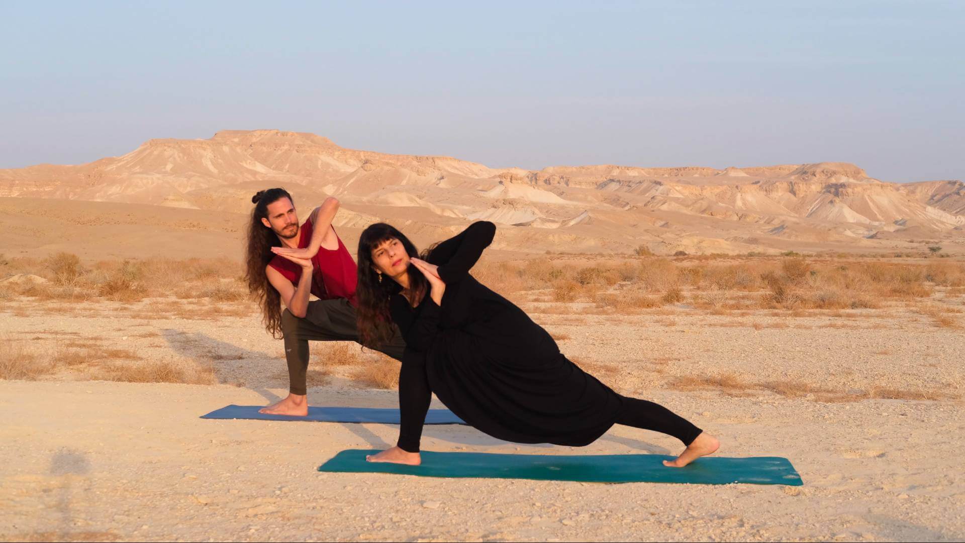 שאקטי מאי ומוארה סאן עושים יוגה במדבר